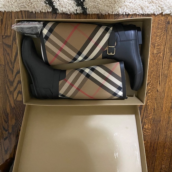 Burberry rain boot - Picture 2 of 3